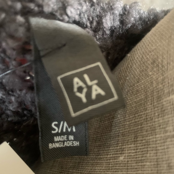 Poncho - Picture 5 of 9